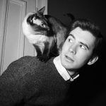 Privire. Anthony Perkins pare ca intelegea ca siameza lui e stapana in casa