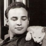 MOMENT. Brando si pisica lui intr-un moment de rasfat