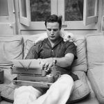 MUZA. Marlon Brando alaturi de pisica sa, cea care il ajuta sa-si gaseasca mai usor inspiratia