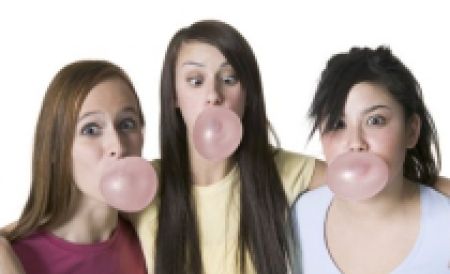Fete care consumă gumă de mestecat