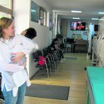 04_Andrei in bratele unui medic al Centrului Hiperbar Cta