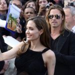 Angelina Jolie arrives with her partner Brad Pitt for the world premiere of his film „World War Z” in London