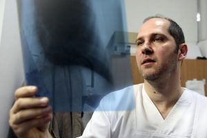 Anul acesta am avut multe cazuri de encefalită cu virus gripal. Dintre toți pacienții, niciunul nu fusese vaccinat antigripal”. dr.Corneliu Petru Popescu, șef Secție „Boli infecțioase și tropicale”, Spitalul Victor Babeș