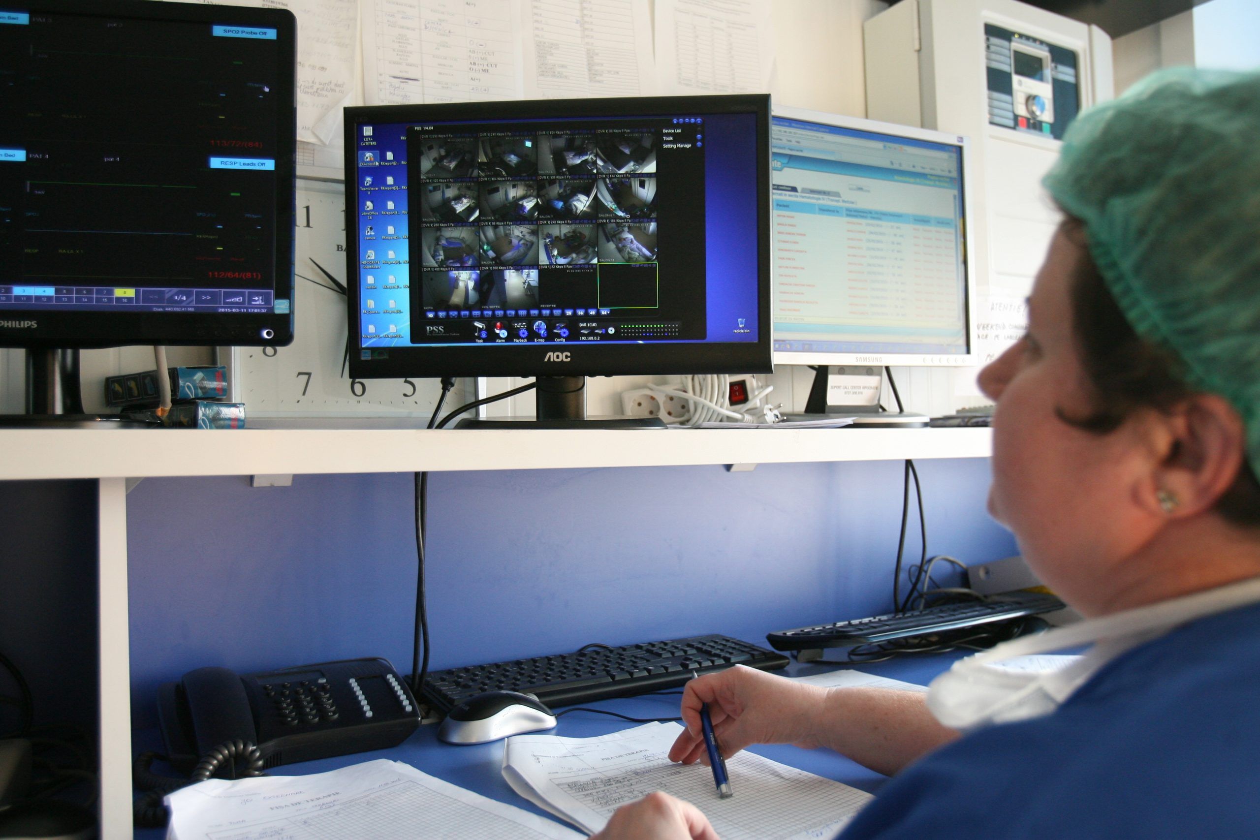 Pupitrul asistentelor” este locul în care sunt monitorizate permanent informațiile despre starea pacienților, atât prin intermediul aparatelor la care bolnavii sunt conectați, cât și audio-video