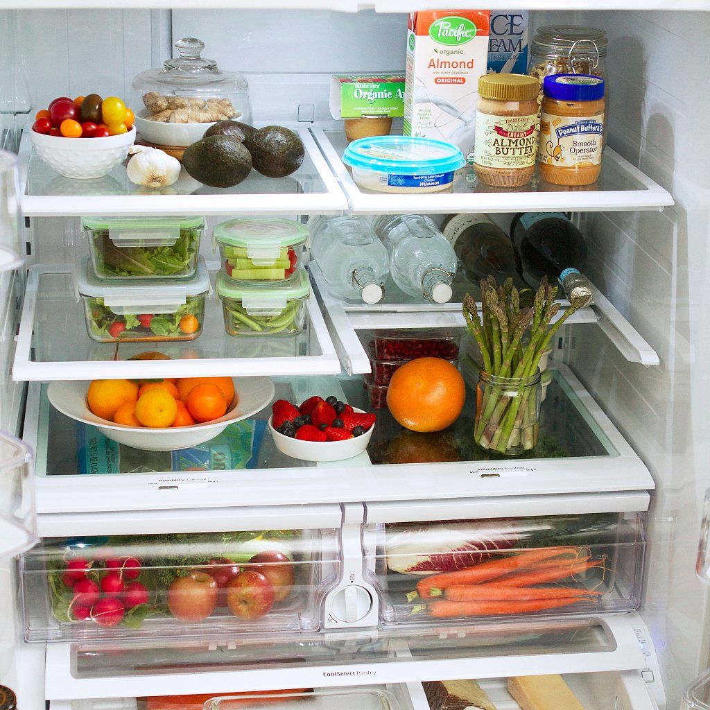 В холодильнике есть мясо. Холодильник с продуктами. Холодильник с правильной едой. Холодильник здорового питания. Наполнение холодильника.