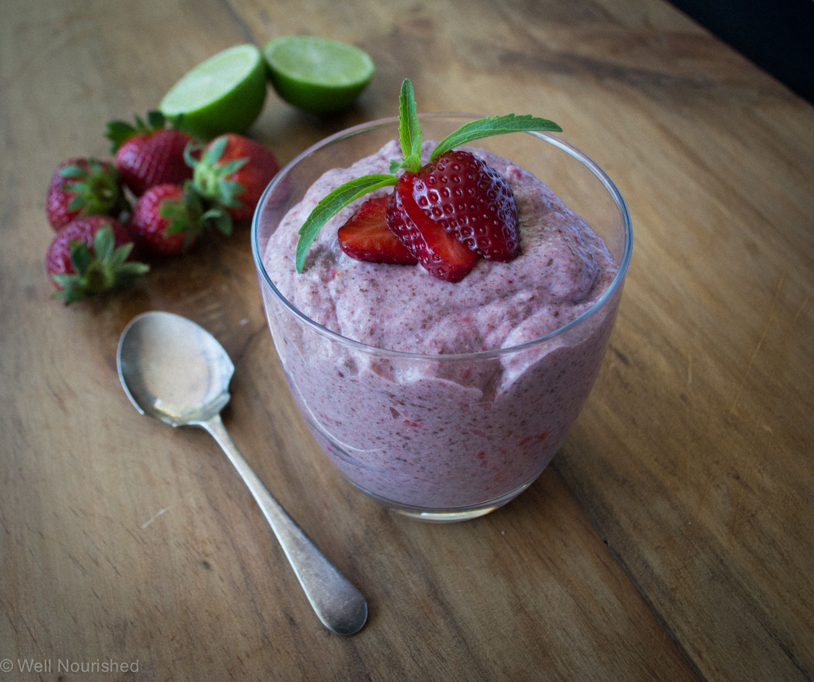 Мусс чиа. Мусс чиа. Мусс ягодный с семенами чиа. Коктейль с семенами чиа. Пп десерт с семенами чиа.