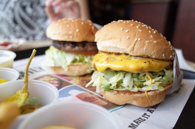 Omul a slăbit 3 kilograme mâncând zilnic un hamburger McDonald’s
