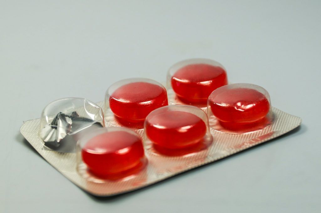 Unele medicamente roșii pot fi asociate cu tratamente pentru afecțiuni precum durerea (de exemplu, analgezice), tensiunea arterială sau infecțiile