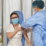 Mihaela Anghel, asistentă medicală la Institutul „Matei Balș”, primul român din țară vaccinat anti-COVID