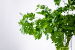 4 plante aromatice din bucătărie cu beneficii extraordinare