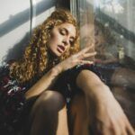 femeie, ganditoare, fereastra