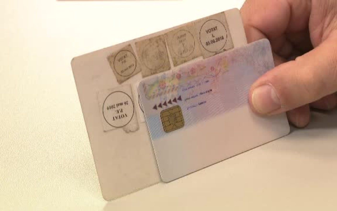 Carte de identitate clasică vs. carte de identitate cu cip