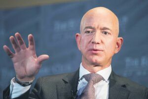 Vom putea rămâne tineri pentru totdeauna? Jeff Bezos, patronul Amazon, a făcut primul pas!