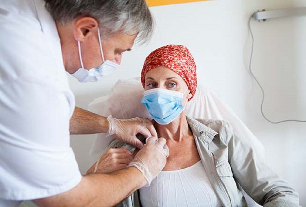 Doctor care tratează un pacient cu cancer