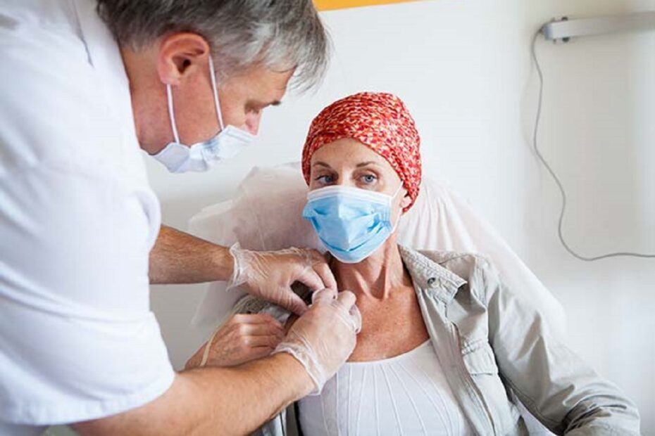 Doctor care tratează un pacient cu cancer
