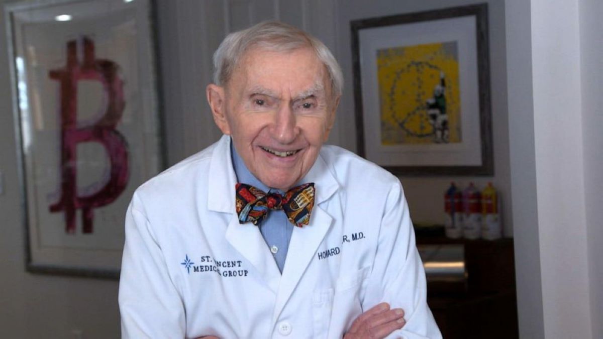 Cel mai în vârstă doctor din lume, la 102 ani: Acesta este secretul longevității