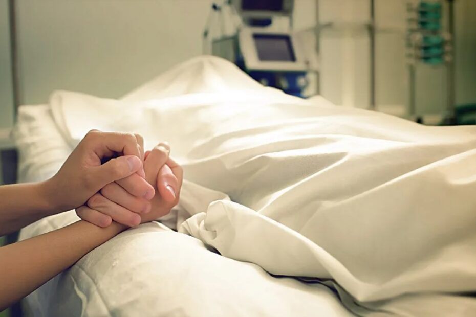 Pacient pe patul de spital