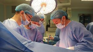 medici care realizeaza un transplant