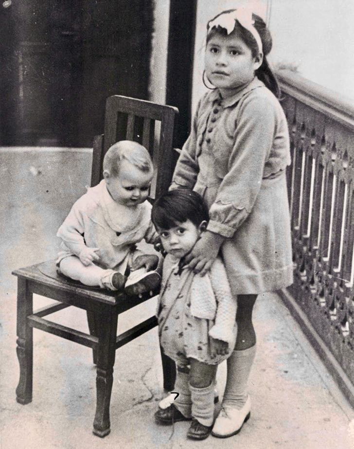 Lina Medina, cea mai tânără mamă din istorie, fotografiată cu fiul ei.