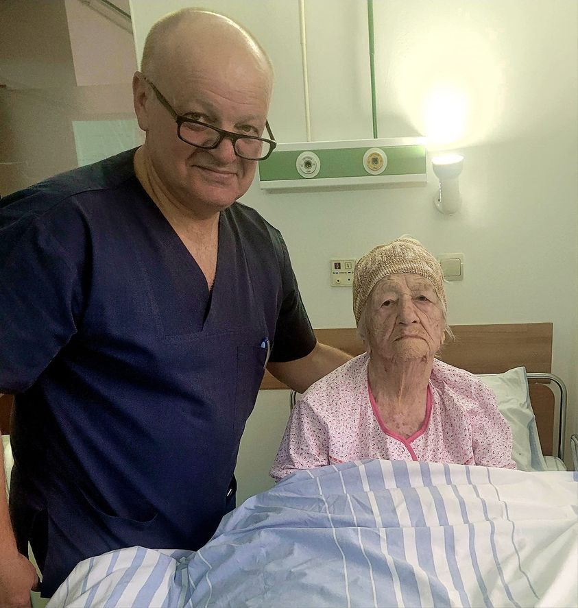 Pacienta în vârstă de 103 ani, operată