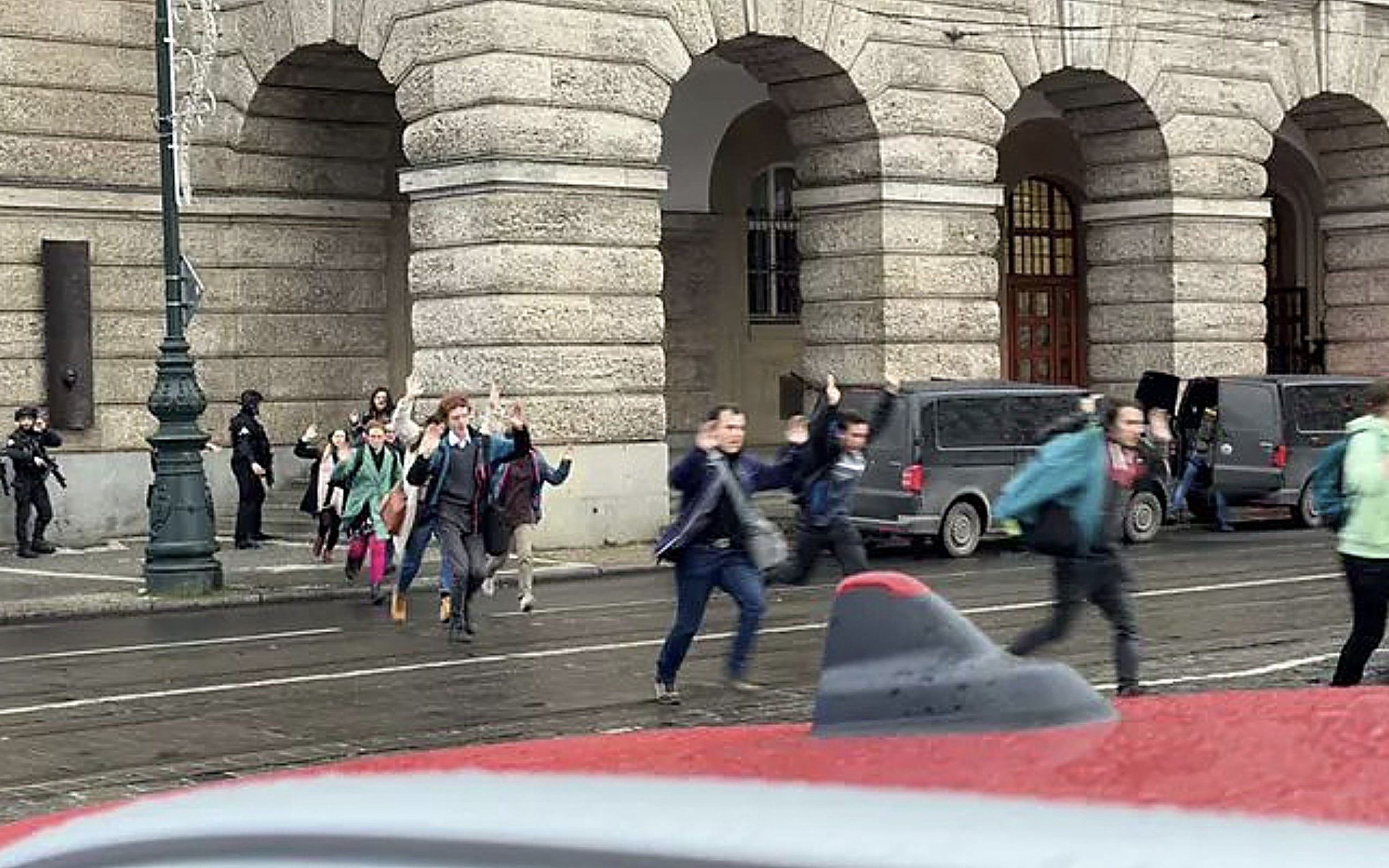 BREAKING NEWS. Morţi şi răniţi într-un atac armat la o universitate din Praga (LIVE VIDEO)