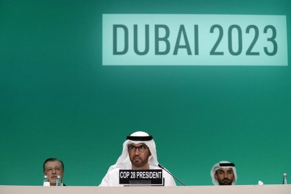 A 28-a conferință a Organizației Națiunilor Unite pentru Mediu, COP28, se desfășoară până pe 12 decembrie în Dubai, Emiratele Arabe Unite și este prezidată de Sultan Ahmed Al Jaber, ministrul Industriei și șeful companiei naționale petroliere din Emirate.