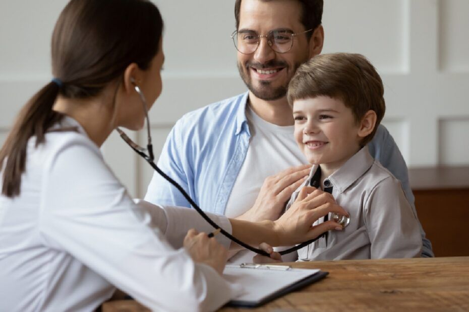 copil la control la medicul pediatru
