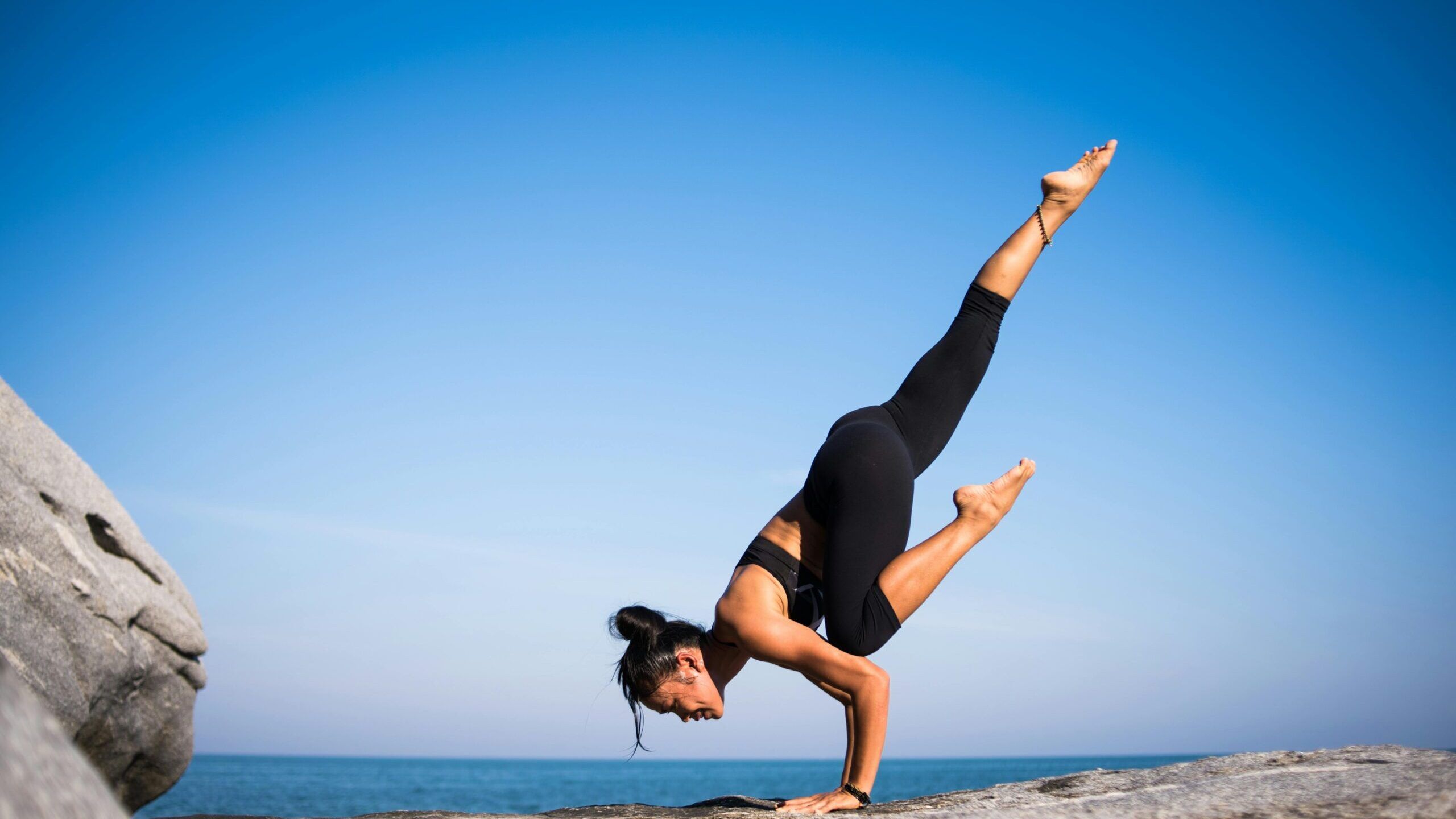 5 exerciții care ușurează crampele menstruale și stimulează starea de spirit