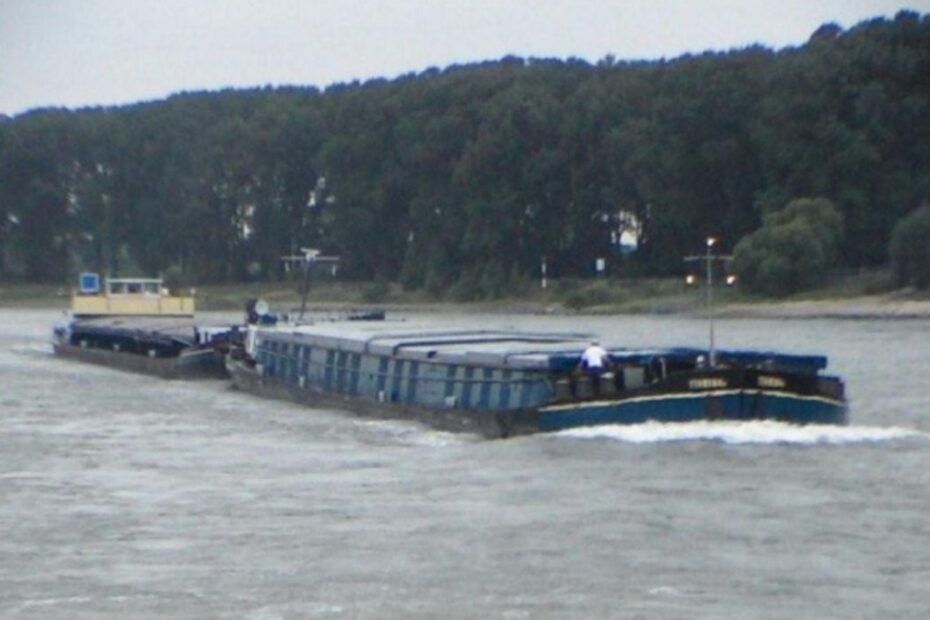 O barjă încărcată cu 1.000 de tone de azot s-a scufundat în Dunăre, după ce a lovit un pod la graniţa dintre Serbia şi Croaţia
