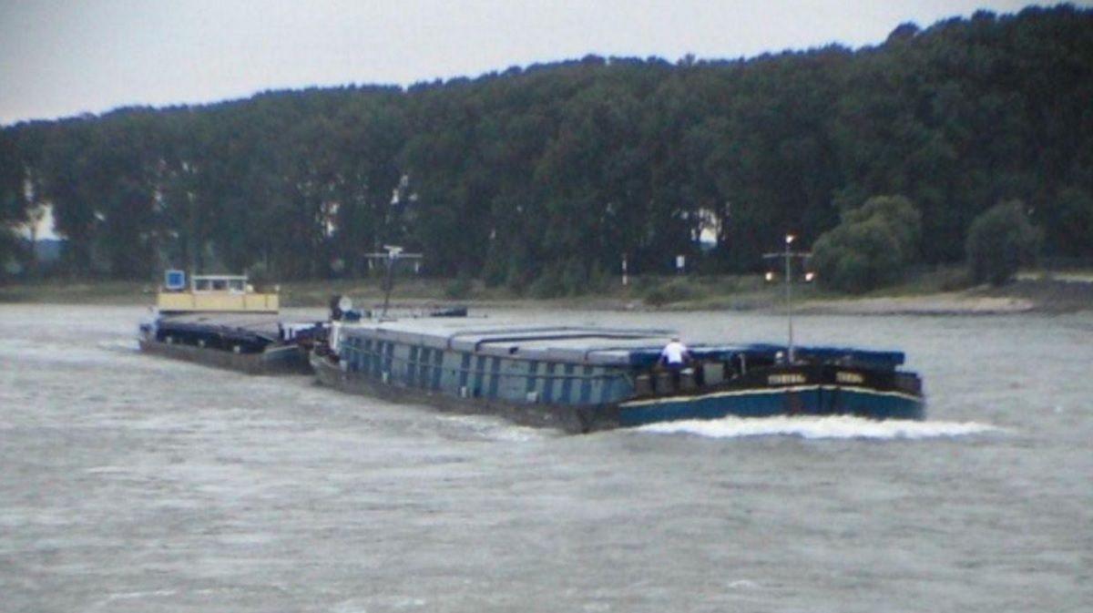 ALERTĂ MAXIMĂ: Pericol pe Dunăre, după ce o barjă încărcată cu 1.000 de tone azot s-a scufundat. Semnalul de alarmă tras de specialişti: „Am putea avea efecte până în vară”