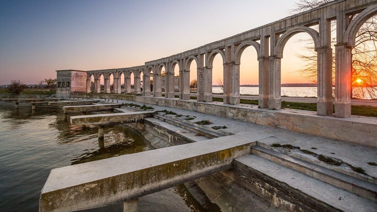 Nu mai aruncaţi guta şi cârligele pe mal sau în apă!