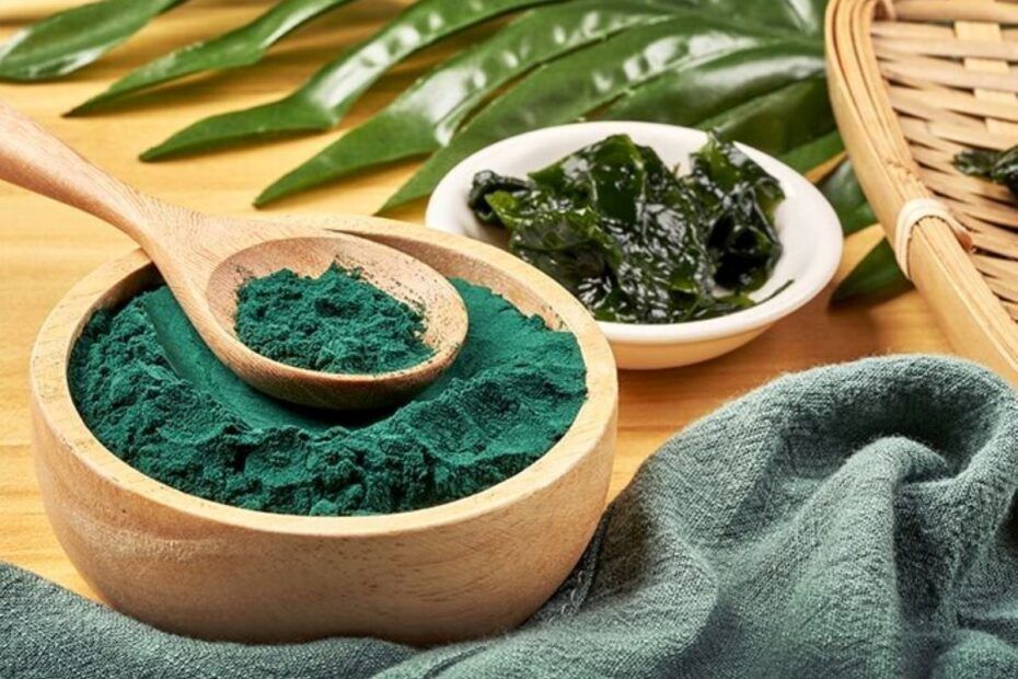 Spirulina este bogată în vitamine, minerale și grăsimi sănătoase Omega 3 și Omega 6 (1/5). Este extrem de prețuită în special de vegani și vegetarieni ca sursă zilnică de vitamine și energie.