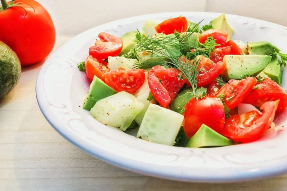 salata de avocado cu rosii cherry