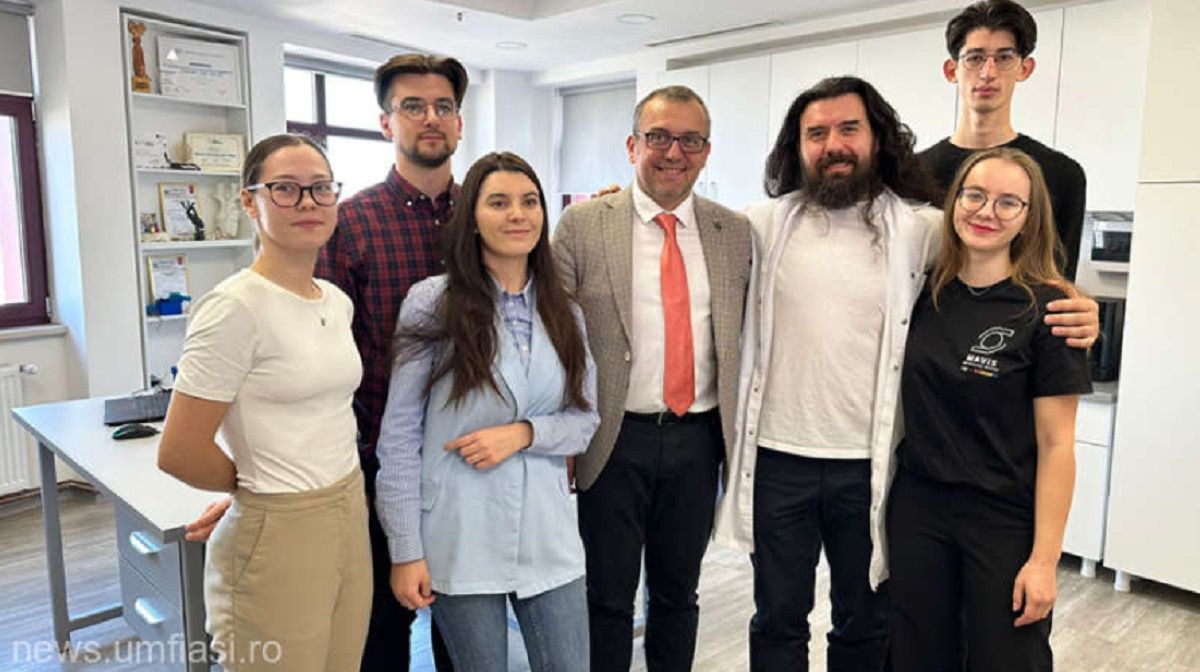 O inimă artificială controlată prin aplicație mobilă, realizată de studenți români, va concura în finala HeartHackathon 2024 Japonia