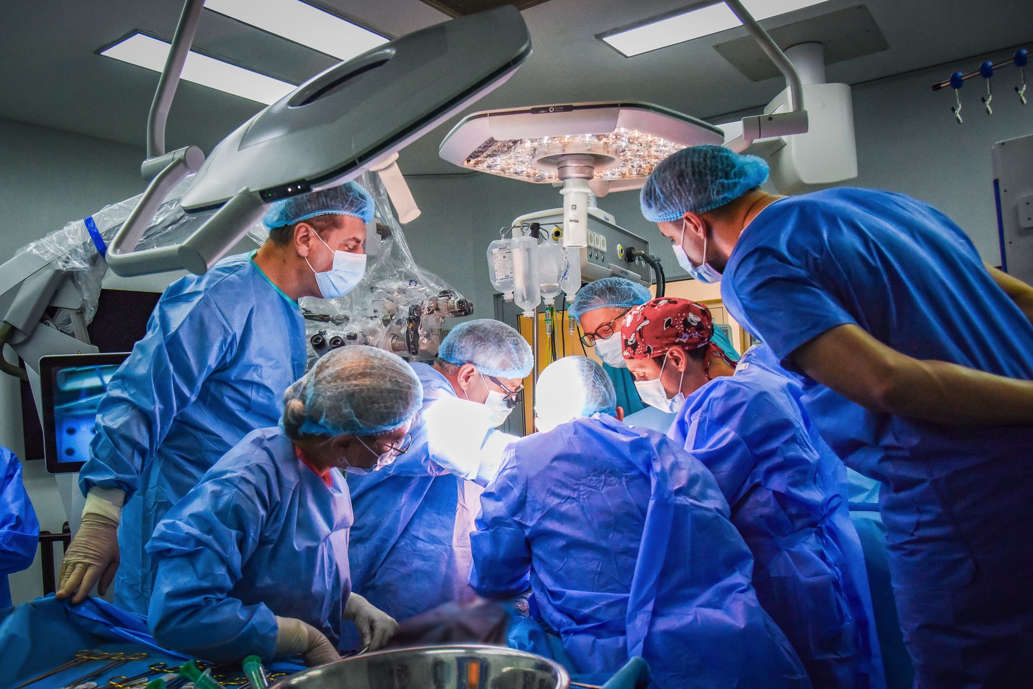 Maraton de transplanturi renale la Iași: un tânăr de 19 ani, abandonat la naștere, salvat după 12 ani de dializă