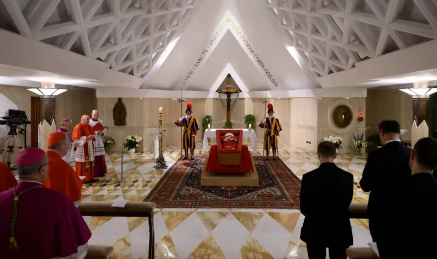 papa francisc in sicriu