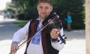 tanar mort in timp ce canta la vioara