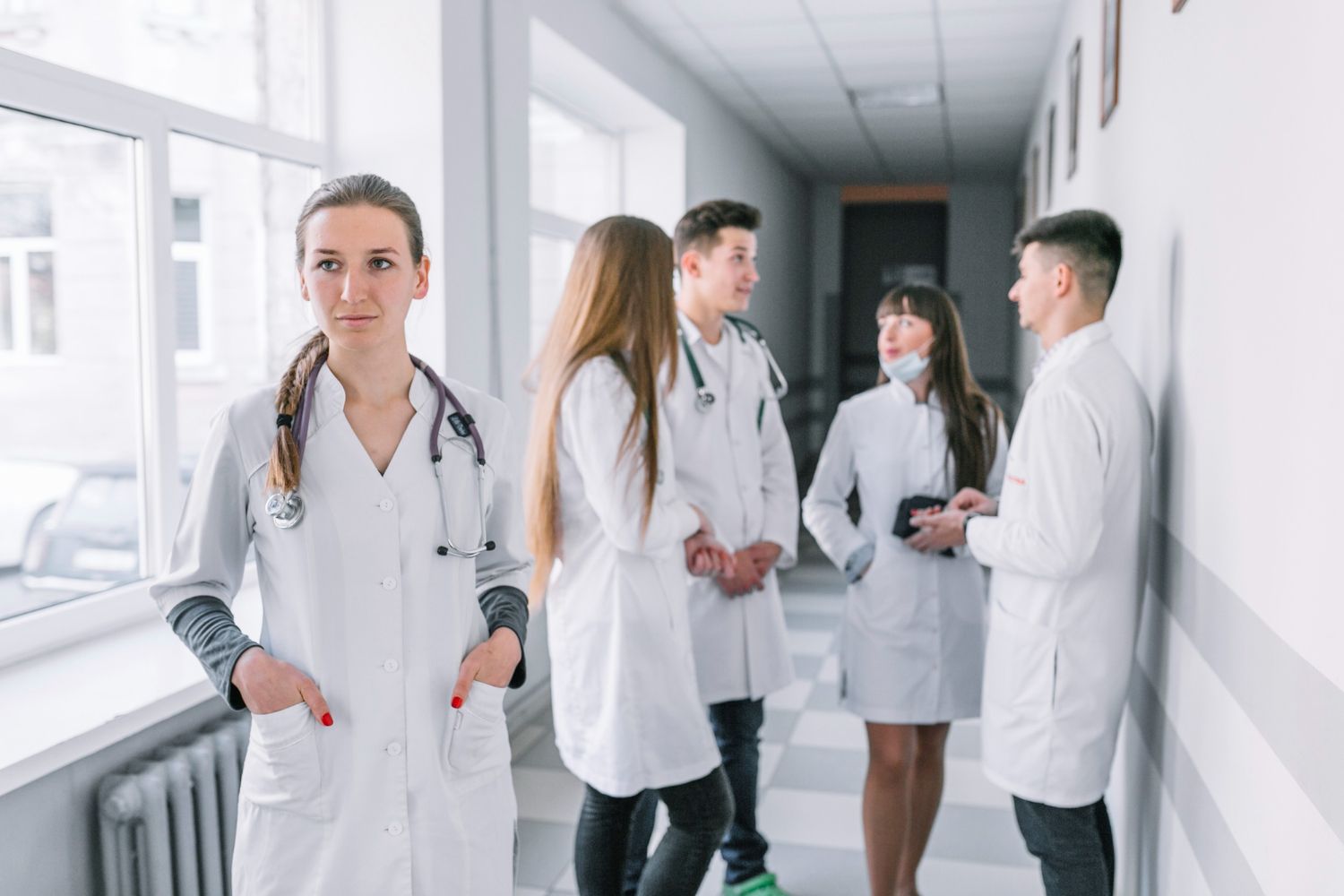 De ce pleacă medicii tineri din România? Un neurochirurg spune adevărul crud: „Medicii NU pleacă din cauza banilor. Problema este de sistem, nu doar de salariu”