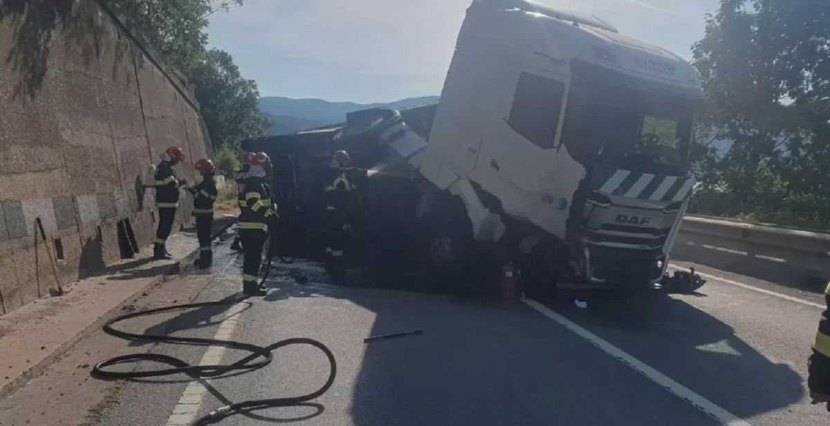 Accident deosebit de grav: TIR răsturnat și combustibil scurs în Dunăre. Intervenție de urgență