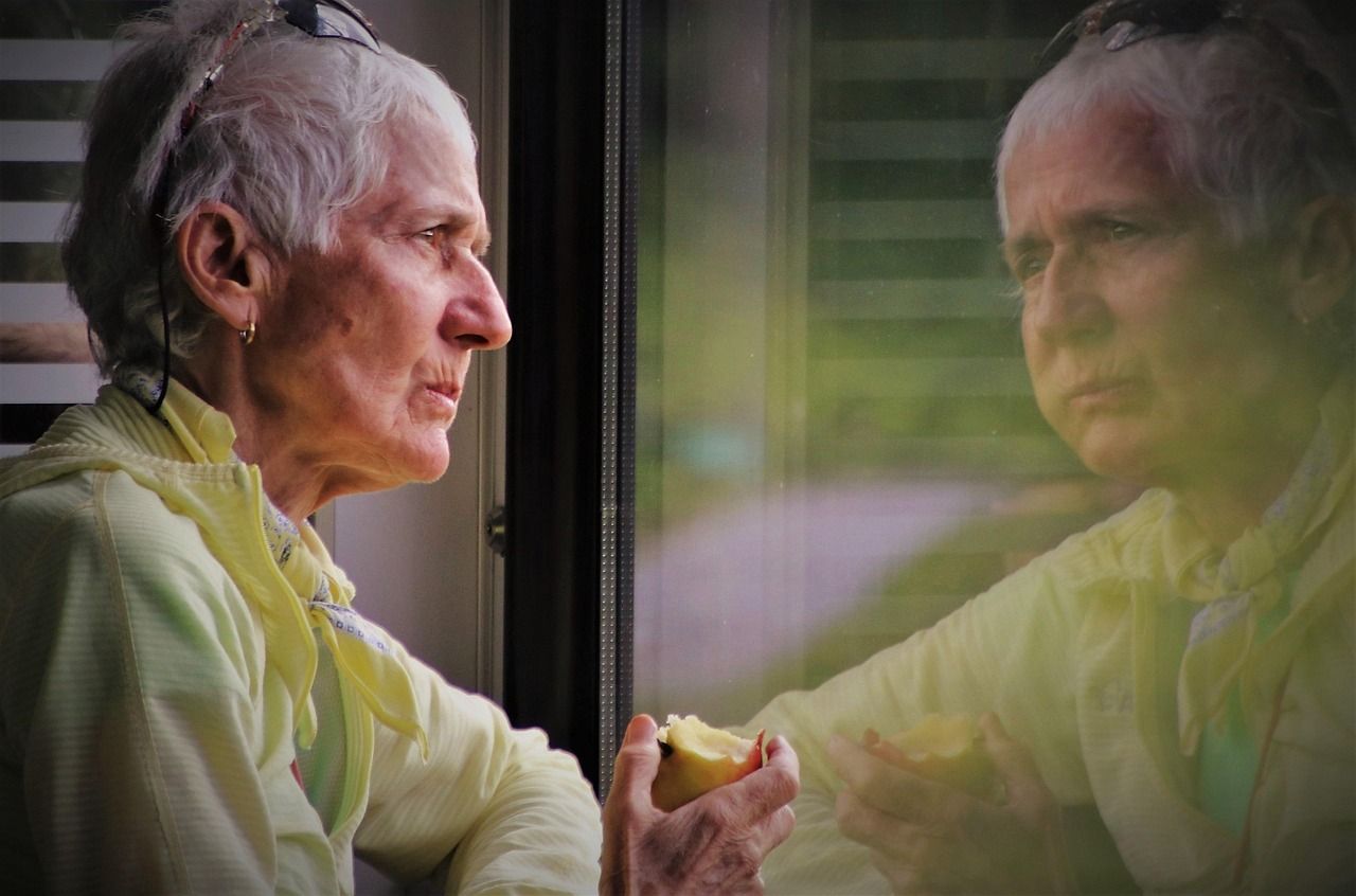 Semne de Alzheimer pe care mulți le confundă cu îmbătrânirea normală