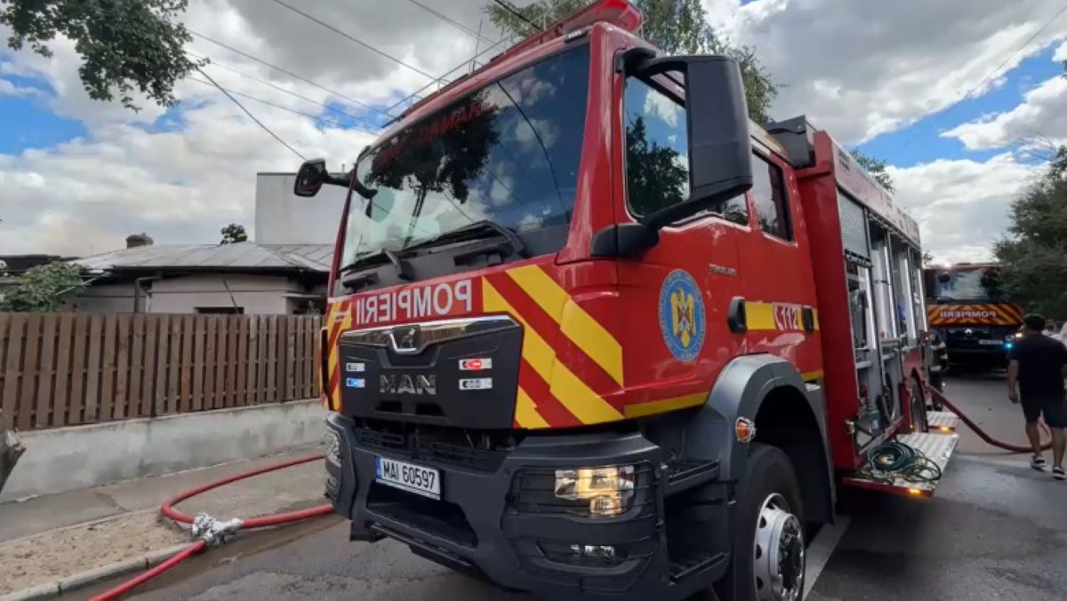 Incendiu puternic în Capitală. Focul s-a extins cu rapiditate și a cuprins  mai multe locuințe
