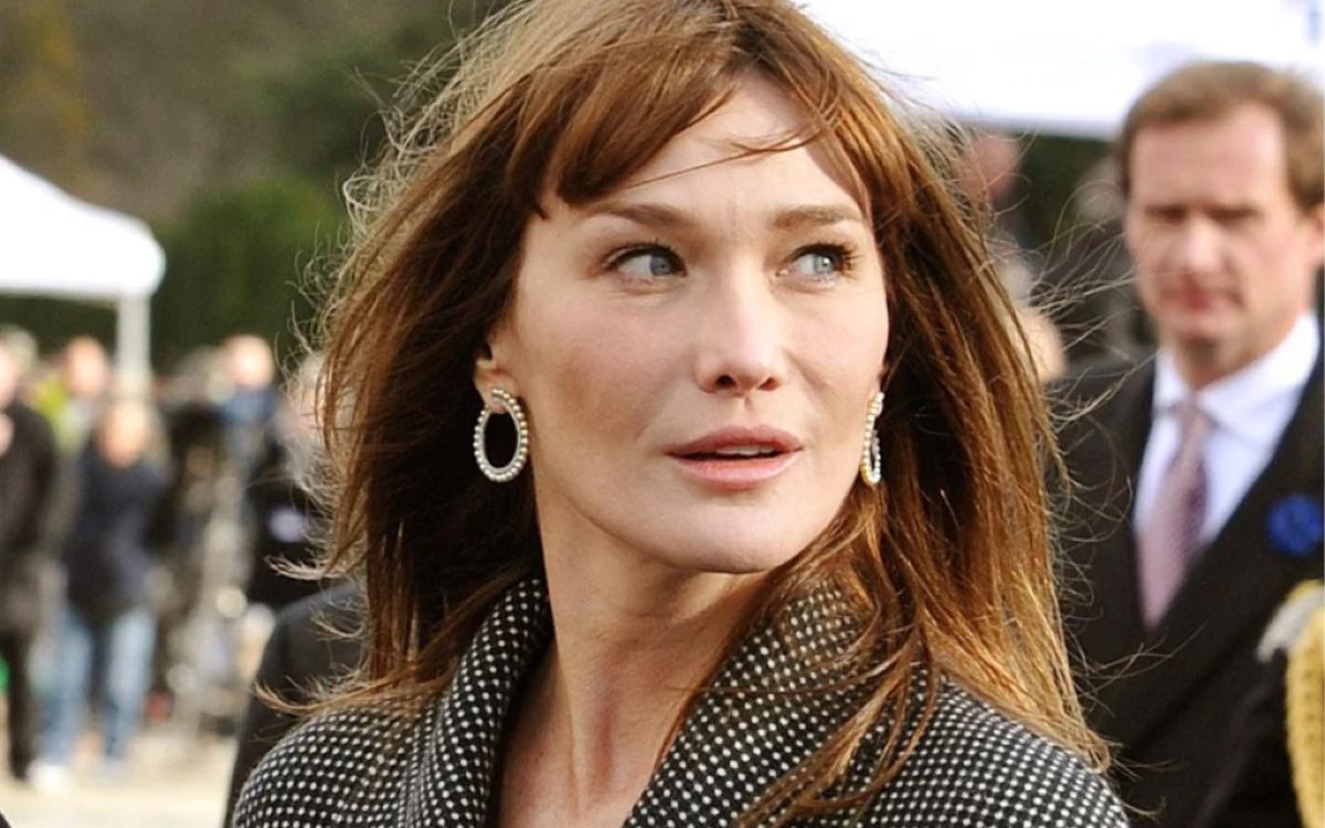 Carla Bruni are de făcut o alegere dificilă. Cum va renunţa la amintirile frumoase?