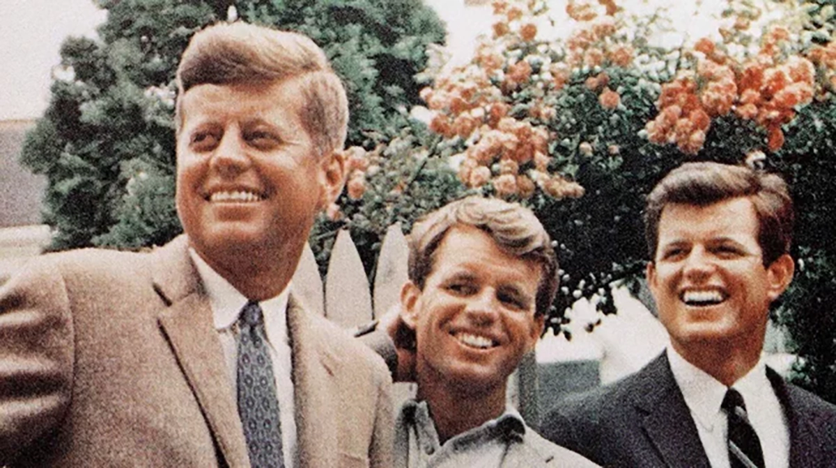 Blestemul Kennedy. Secrete dureroase, boli ereditare și tragedii politice ale celei mai influente dinastii din istoria SUA