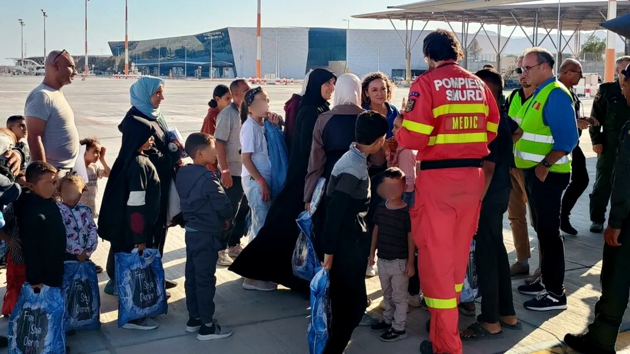 O echipă de medici români a evacuat 10 pacienți palestinieni din Gaza, însoțiți de 28 de aparținători