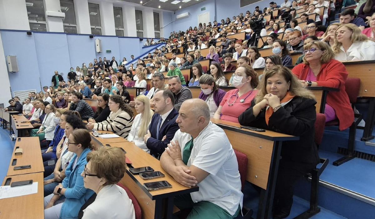 Sute de medici, instruiţi în centre universitare în domeniul cancerelor musculo-scheletale