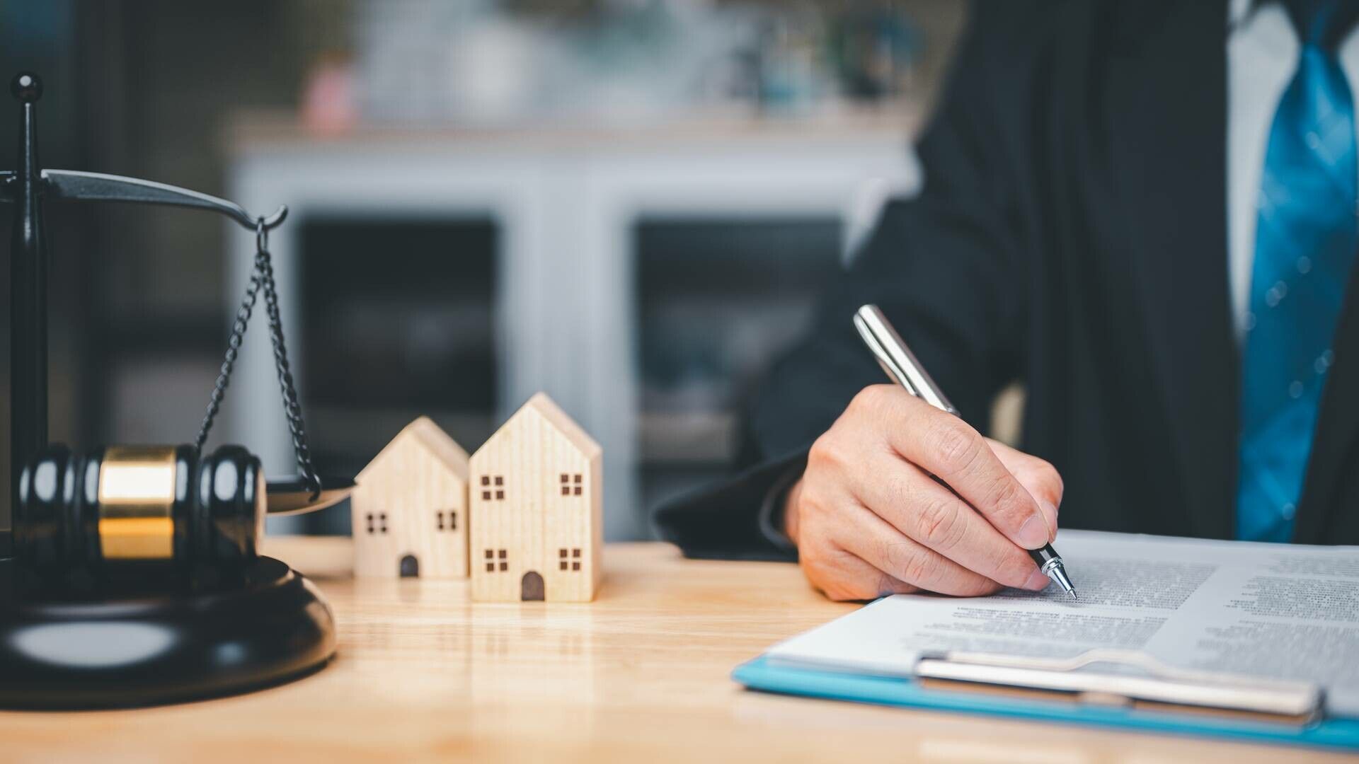 Poți fi scos din moștenire la succesiunea averii, chiar dacă ești copilul defunctului. Ce spune legea și în ce situații se întâmplă