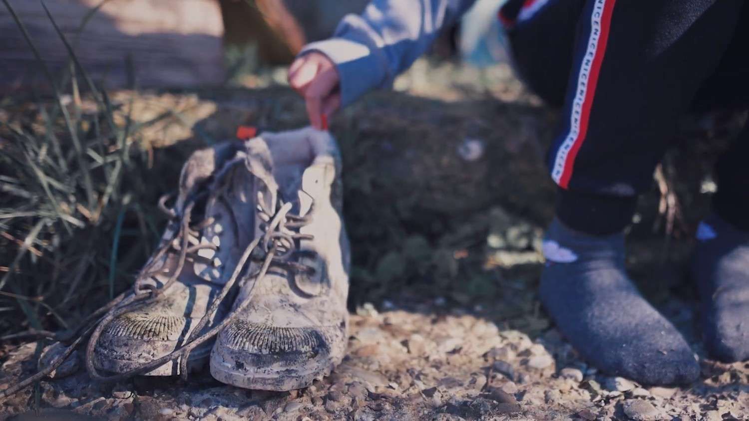 SONDAJ World Vision România în comunitățile vulnerabile: 21% dintre copiii lipsesc de la școală pentru că nu au haine groase, iar trei sferturi dintre familii amână cumpărarea hainelor și încălțămintei de iarnă din cauza scumpirilor