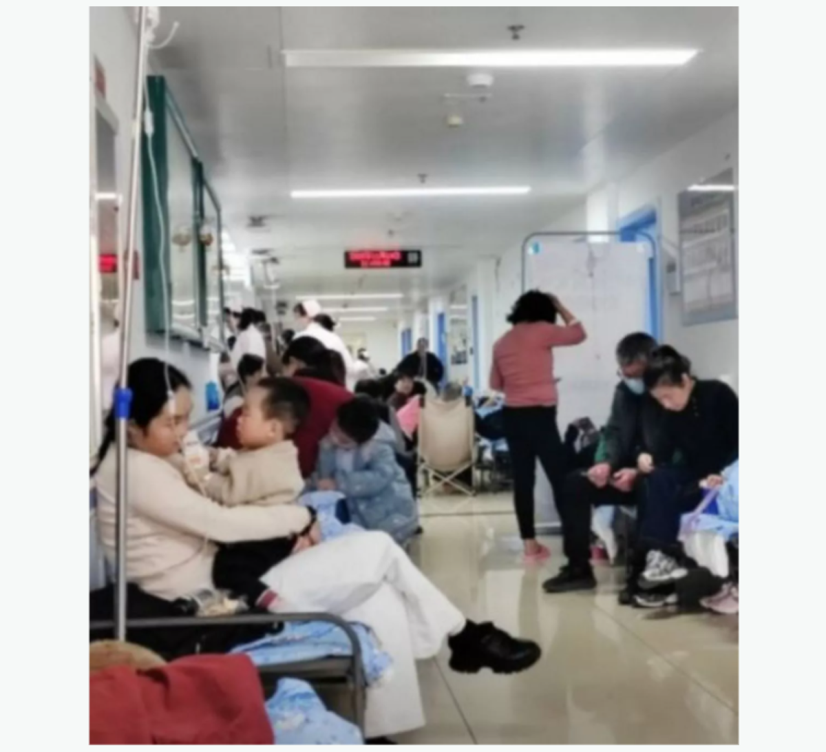 Spitalele din China sunt depășite de numărul mare de pacienți cu febră și simptome respiratorii